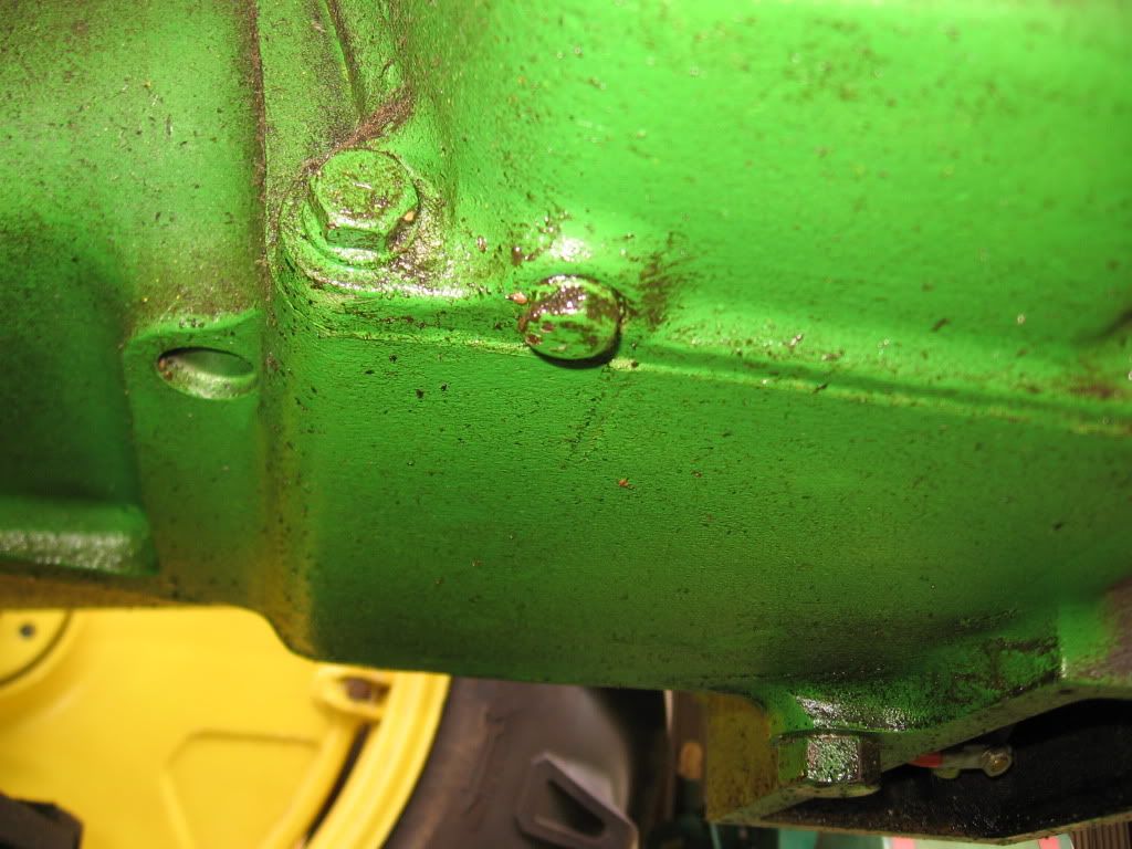 Adding gear oil to John Deere 70 Yesterday's Tractors
